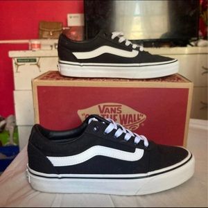 vans oldskool black/white. 7.0 W. got mark on left toe, just wipe it off.